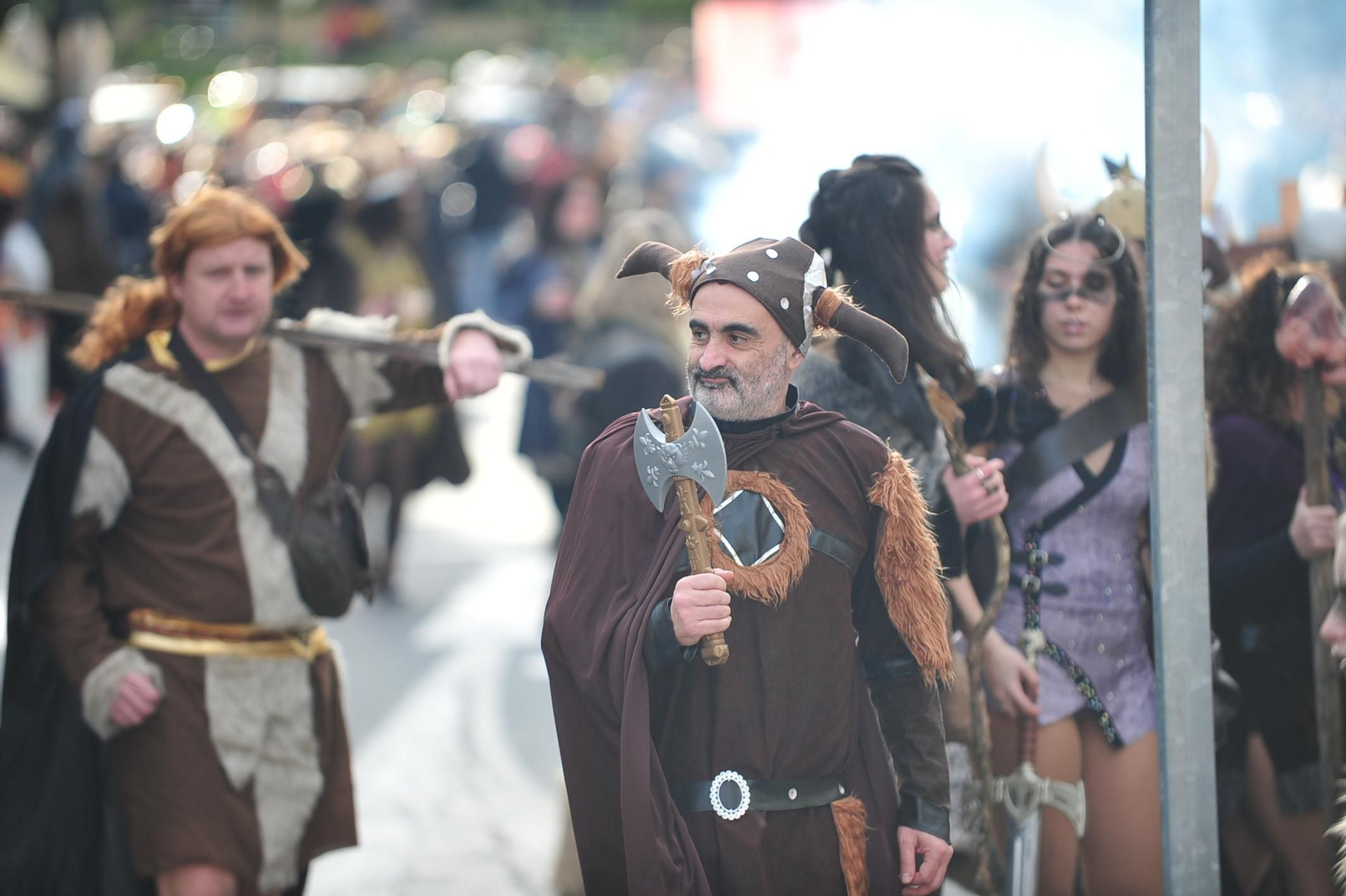 Galería | Color y retranca se pasean por las calles de A Valenzá durante su Martes de Entroido