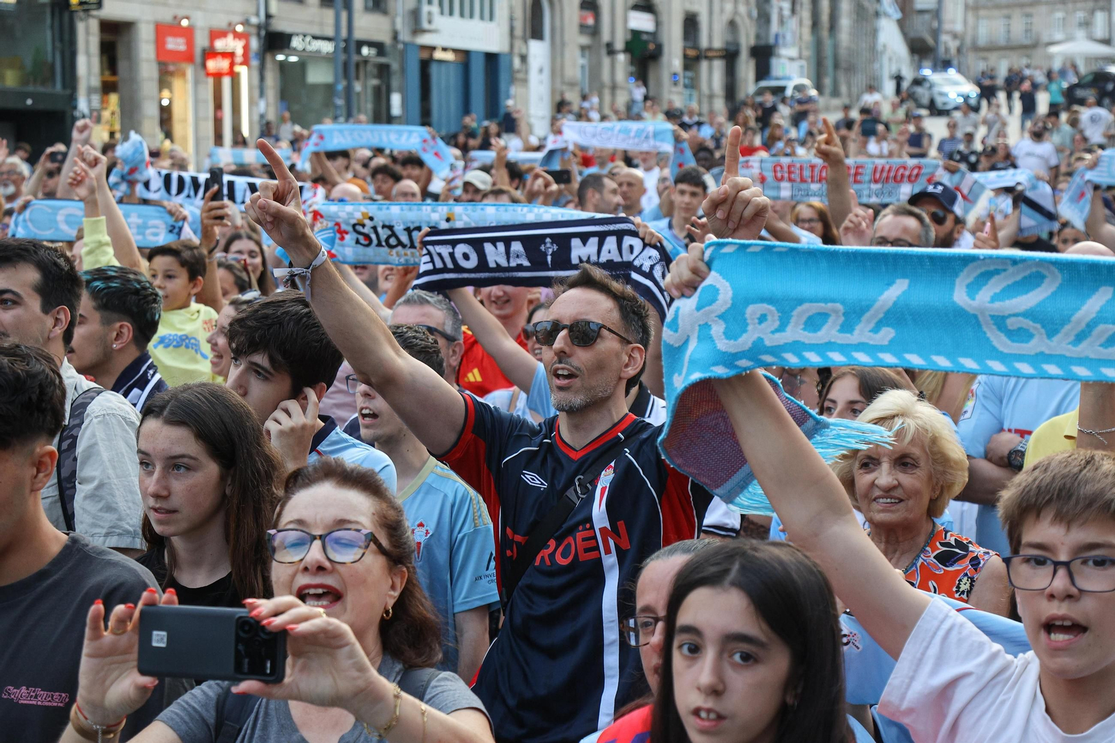 Galería | El Celta Fortuna celebra en Porta do Sol el ascenso a Segunda