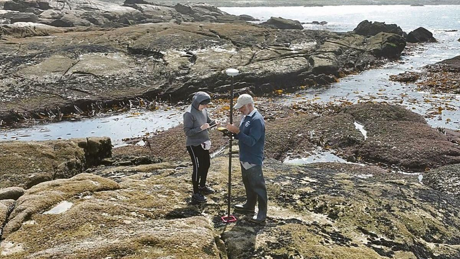 Investigadores de la Universidad de Vigo durante los estudios en la costa.