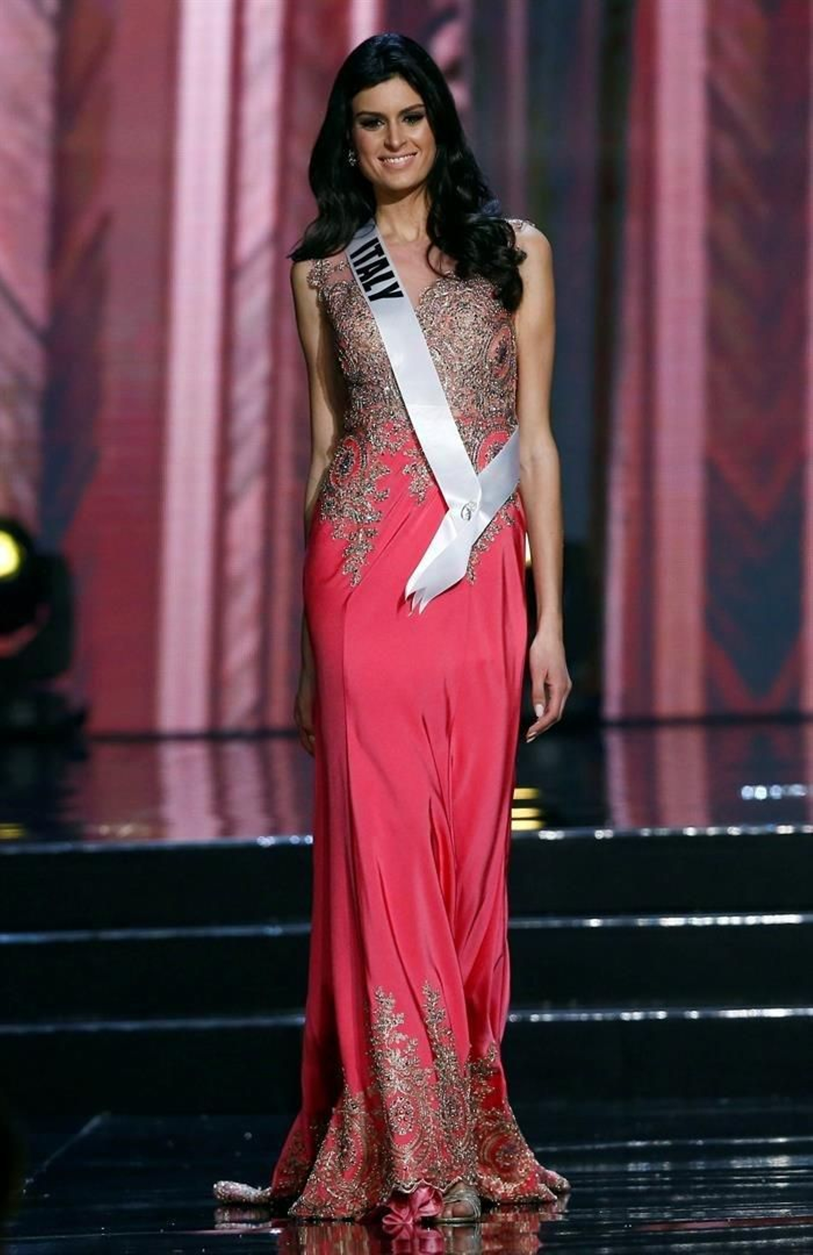 La candidata italiana a Miss Universo Sophia Sergio desfila con un vestido de noche