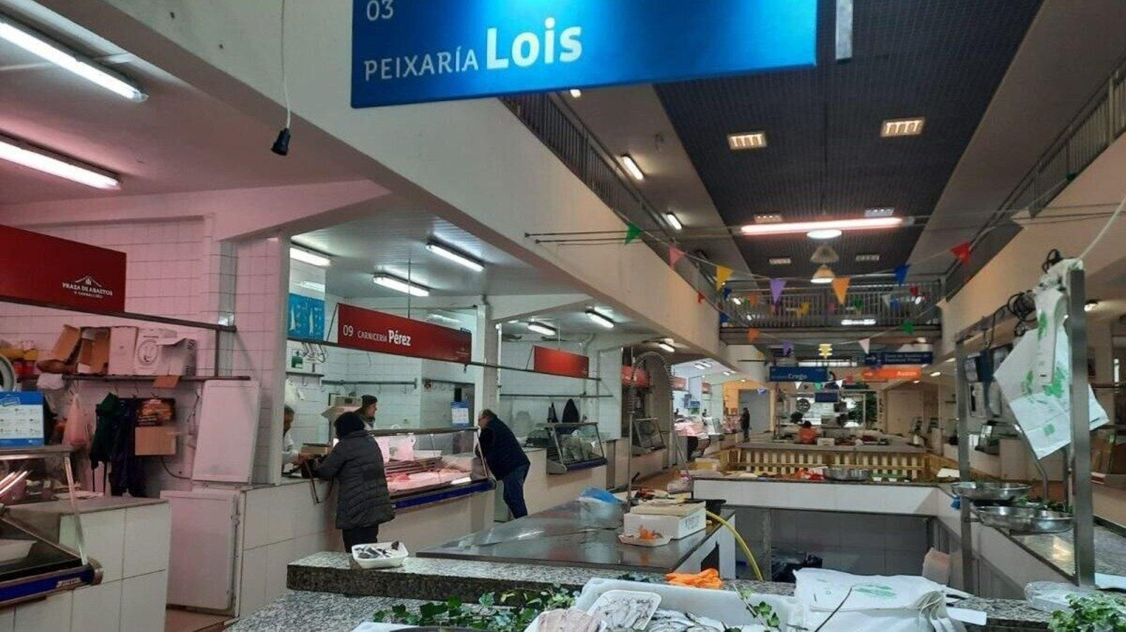 Pescaderías y carnicerías de la plaza de abastos de Carballiño.