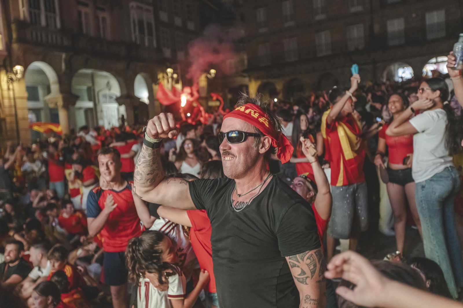 Galería | Camisetas, banderas y las calles de Ourense llenas de emoción por ver a España jugar los cuartos de final, en fotos