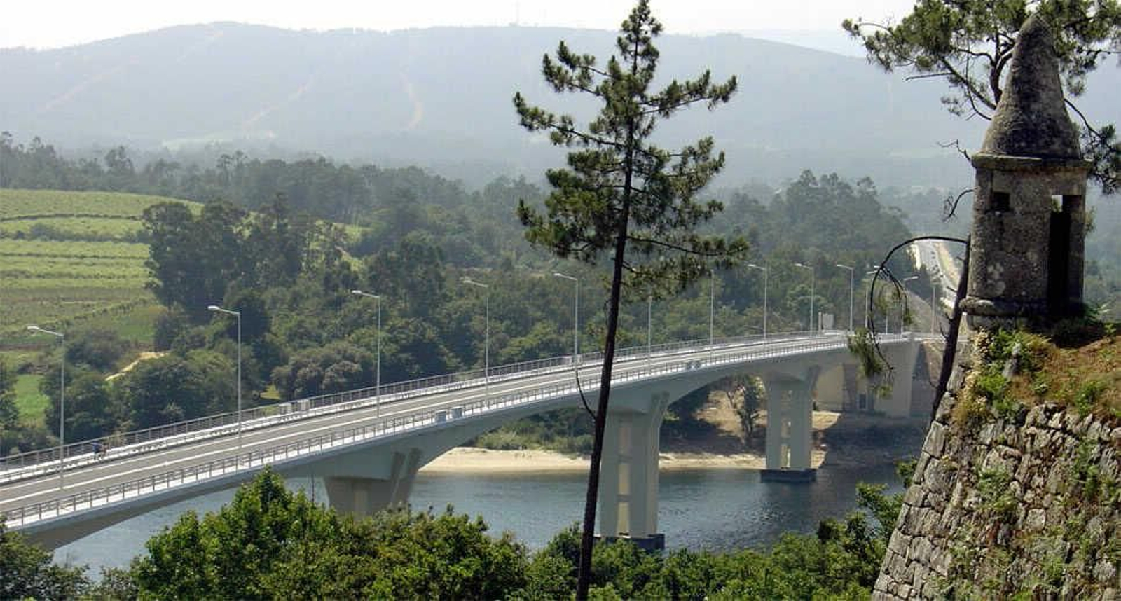 La construcción del emblemático Puente del Milenio hace 25 años cambiaba el skyline de Ourense, en fotos