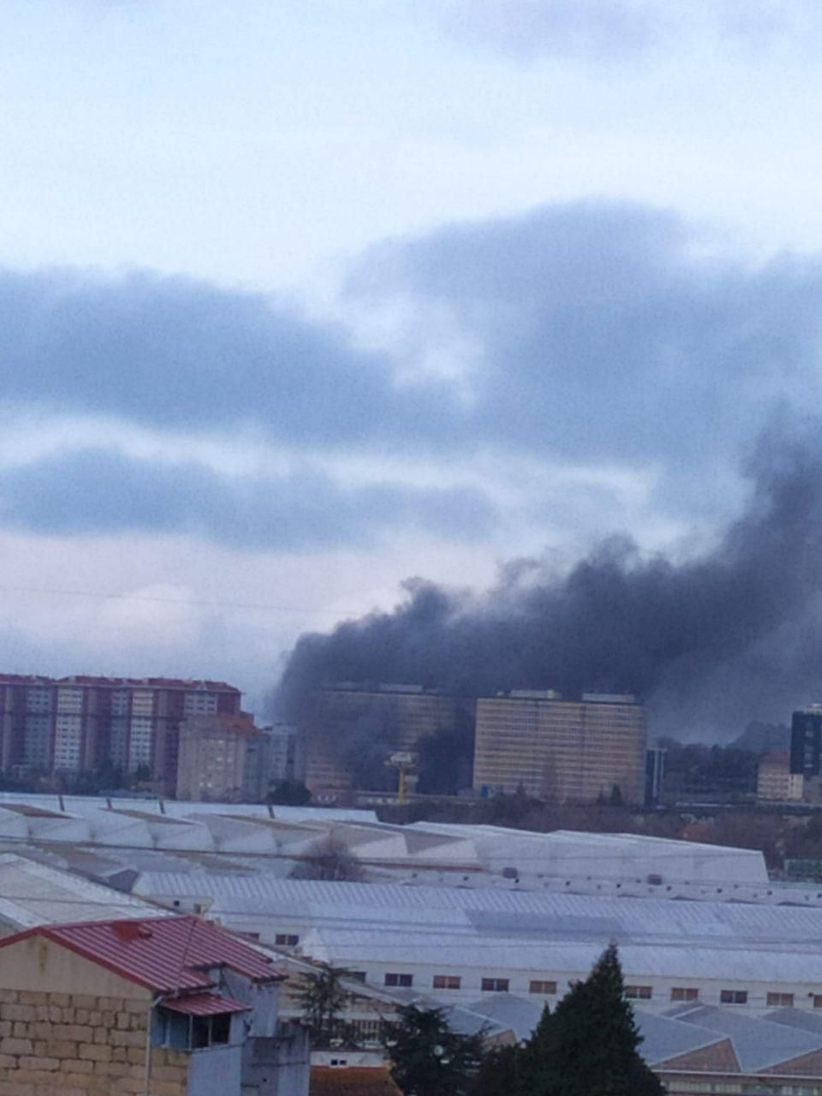 Incendio en un edificio de Navia, Vigo. // Jorge Landín
