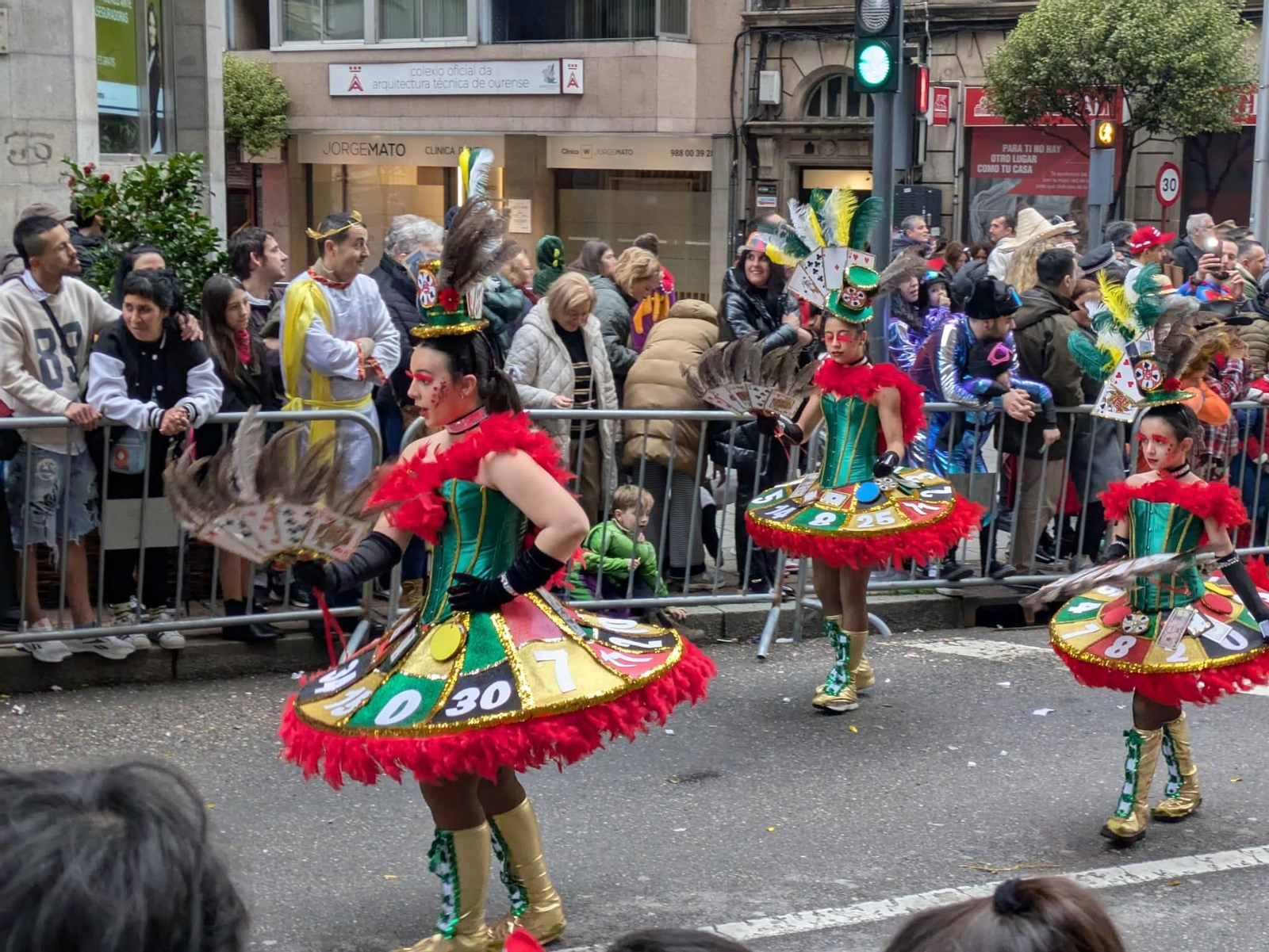 Comparsa con referencias a "Alicia en el país de las maravillas" y su Reina de Corazones.