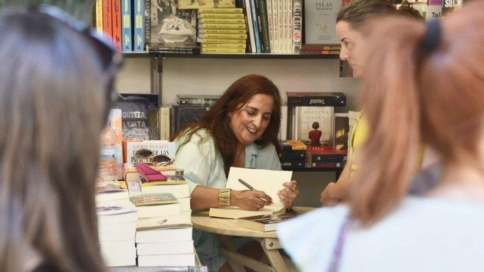 Arantxa Portabales convocó a numerosos lectores que fixeron cola para lograr unha sinatura súa, pese á calor de onte.