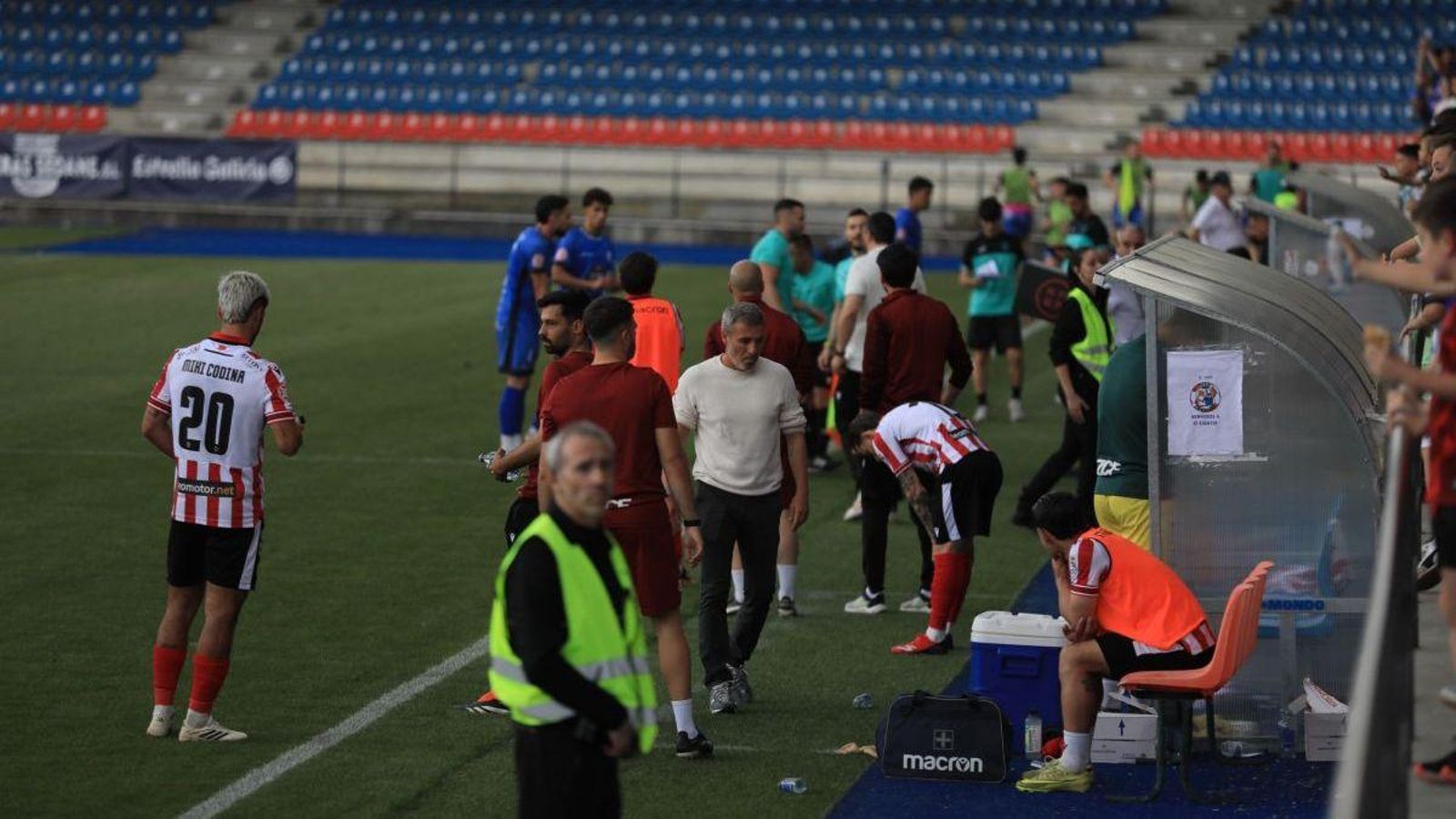 El entrenador del Zamora, Óscar Cano, con sus jugadores.
