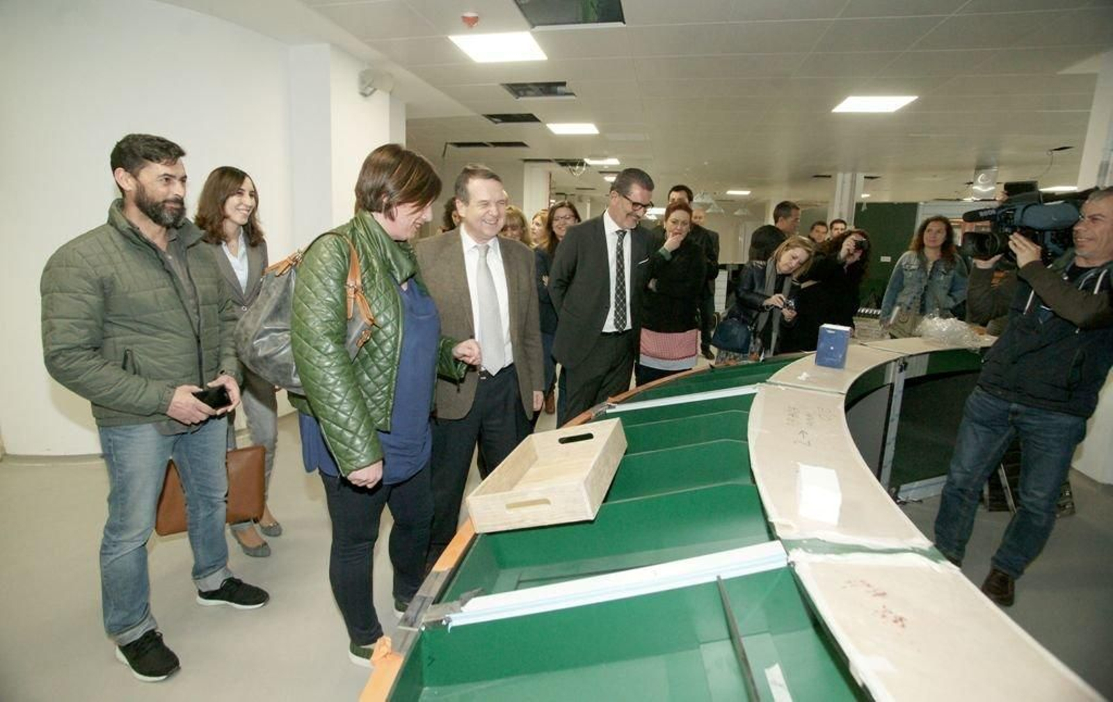 El alcalde Abel Caballero visitó ayer las instalaciones del nuevo mercado de O Progreso.