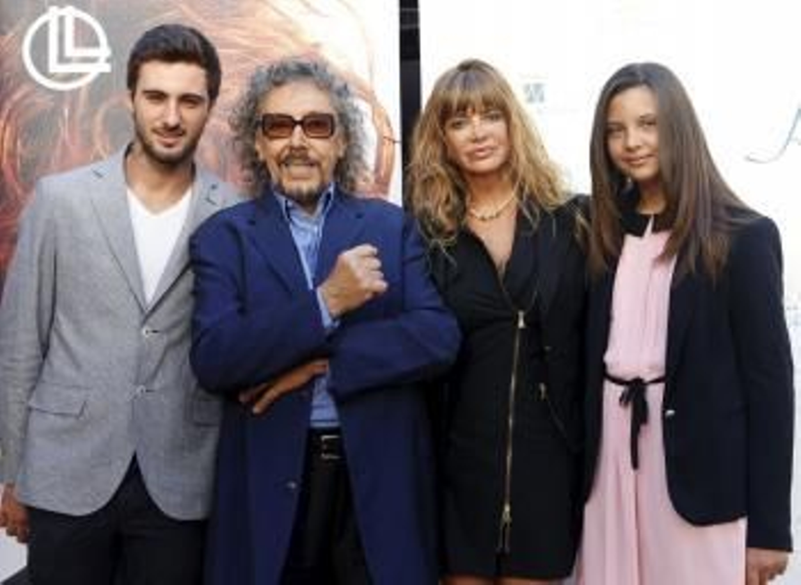 El peluquero Lluís Llongueras (c) se ha declarado hoy 'feliz' tras haber llegado a un acuerdo de separación patrimonial y 'firmar la paz legal' con su primera esposa.