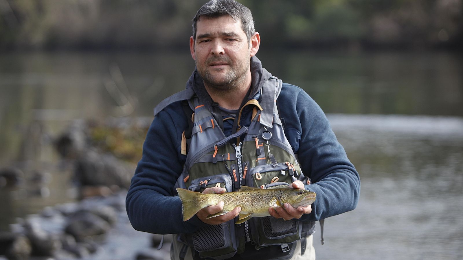 Javier muestra una de sus capturas. Foto: (FOTO: MIGUEL ÁNGEL)