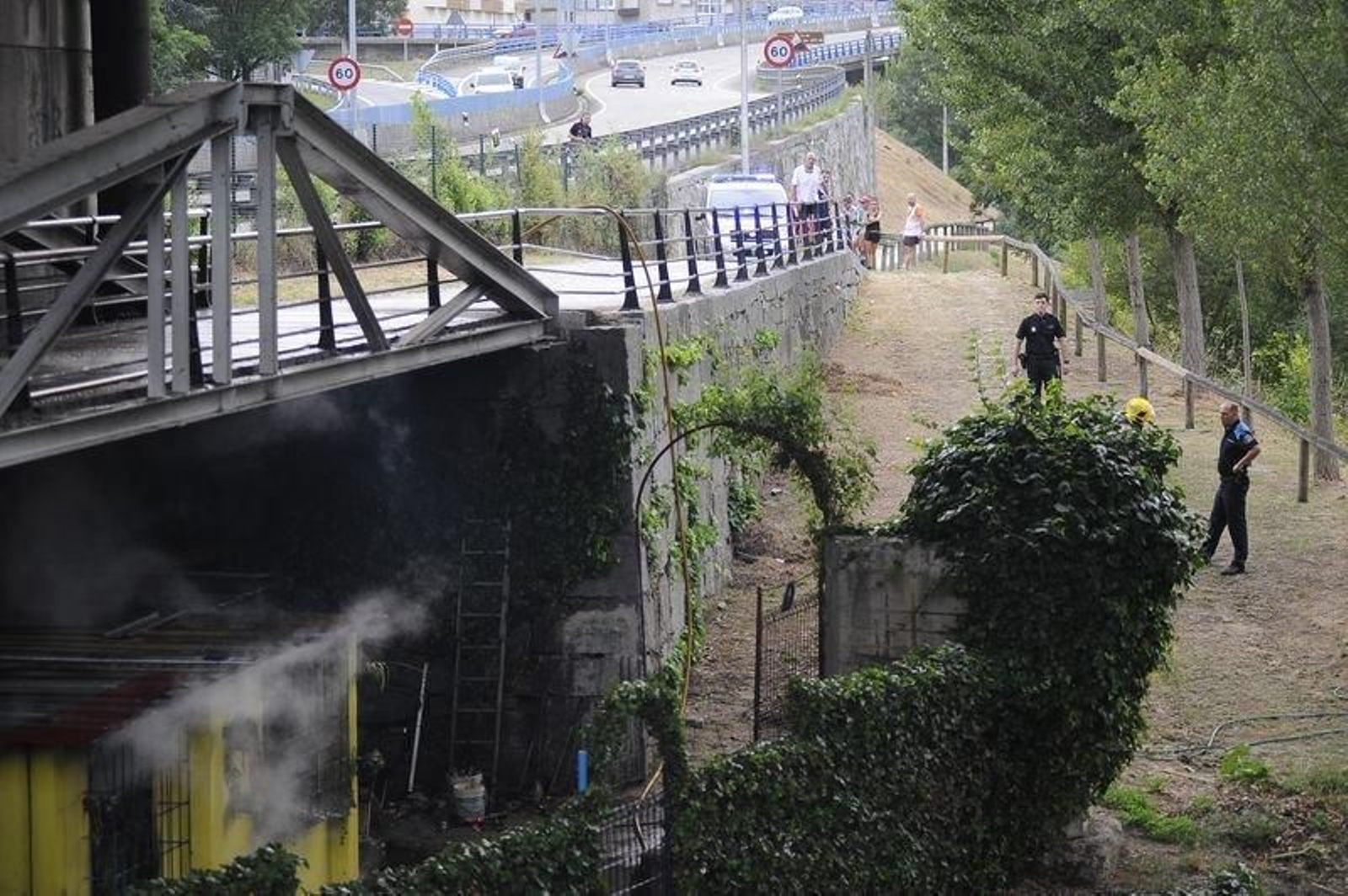 Policías junto la vivienda a la que se prendió fuego.