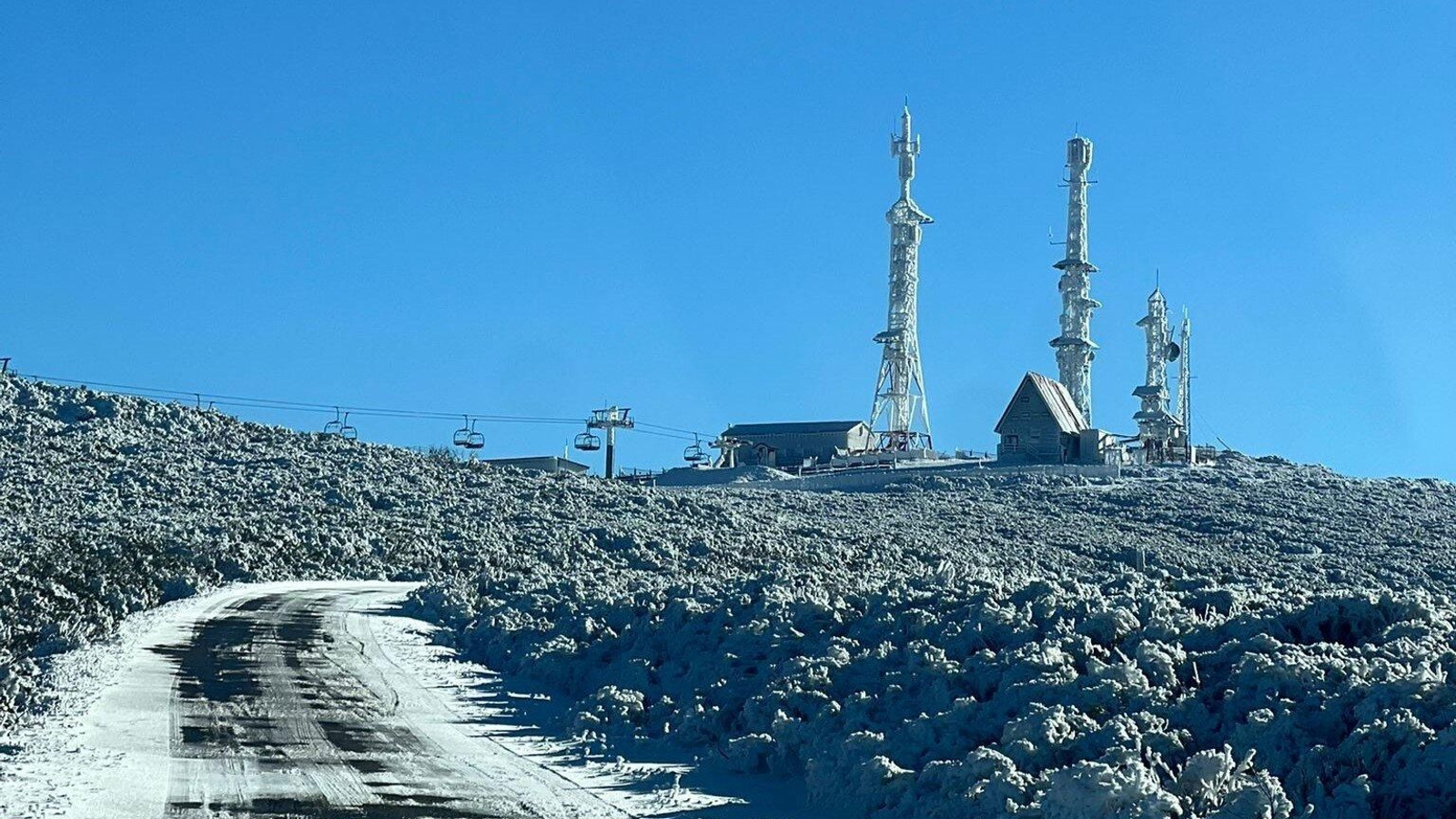 La estación de Manzaneda durante la primera nevada preinvernal