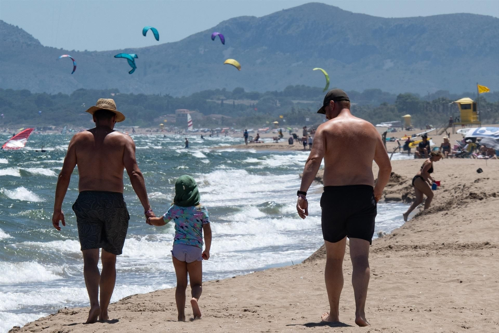 Varias personas en la playa de Sant Pere Pescador de Girona.