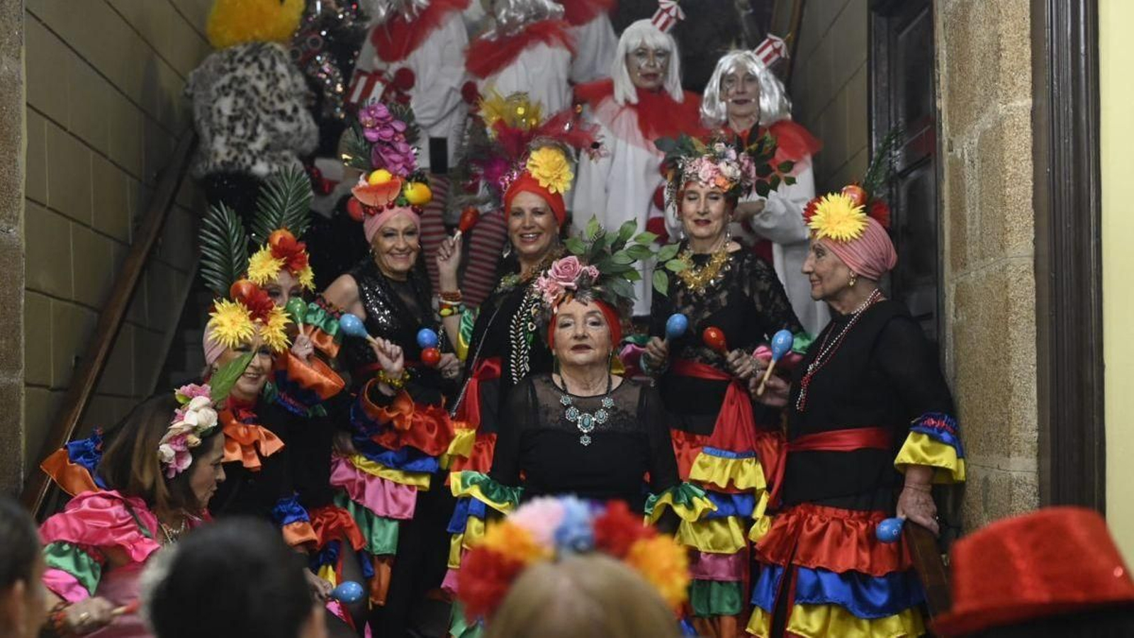 Listas para los mejores bailes en la noche de Comadres.