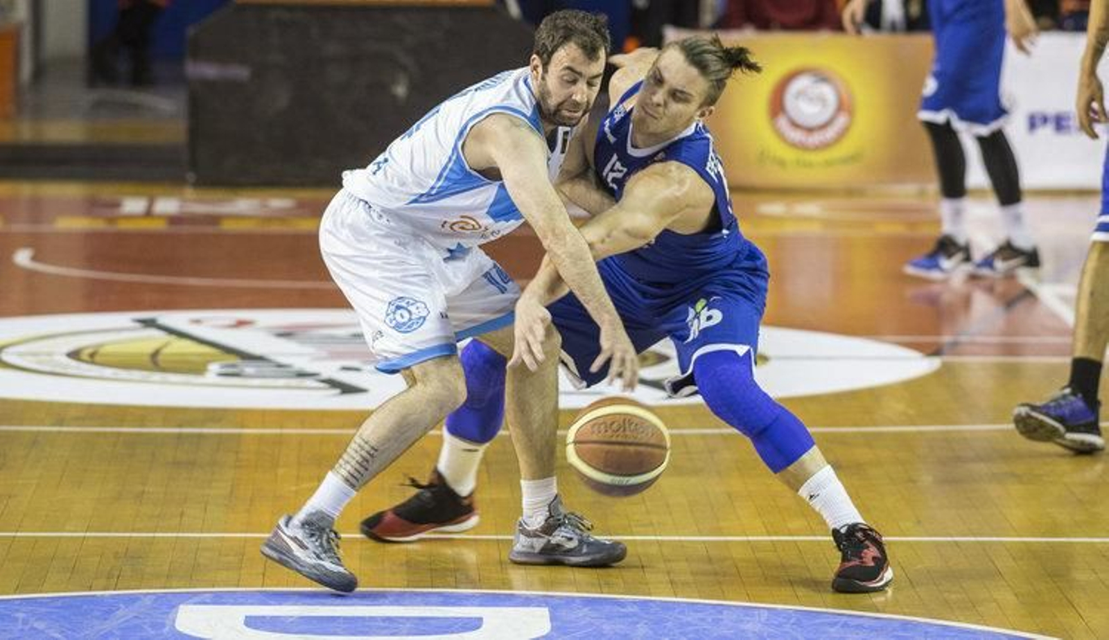 El base del COB, Pedro Rivero, pelea por un balón con Peciukevicius, del Burgos.