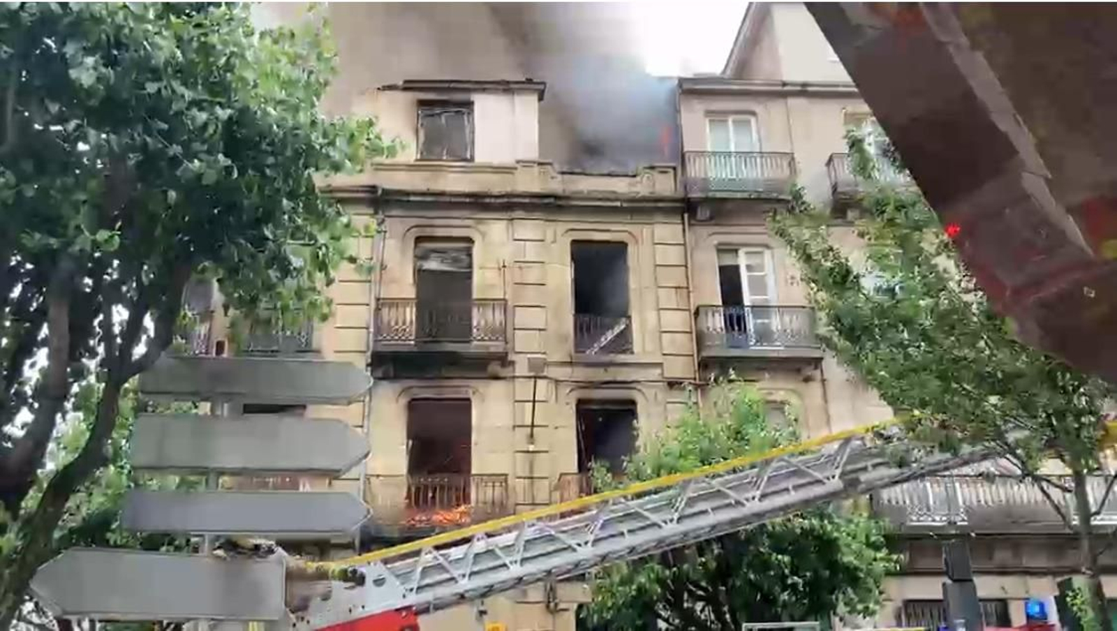 Galería | Así fue el voraz fuego que calcinó un edificio en A Ponte, en imágenes