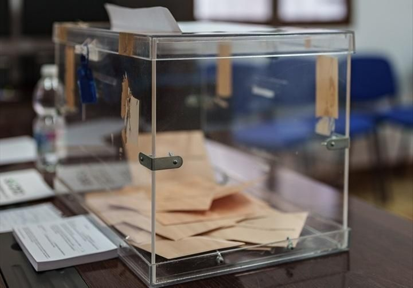 Papeletas electorales y sobres dentro de una urna electoral durante unas elecciones autonómicas