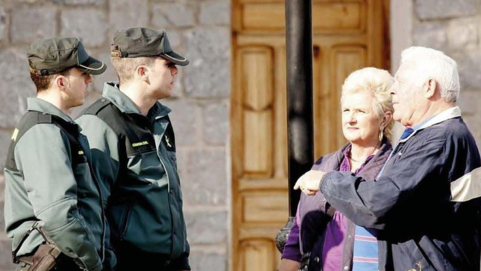 Una pareja de agentes conversa con vecinos de la localidad verinesa.