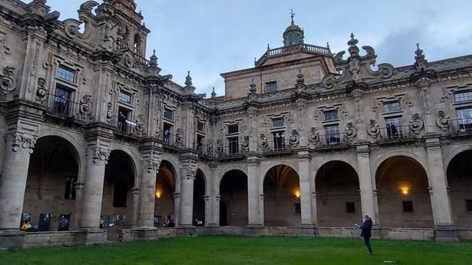 Claustro del monasterio de Celanova un invernal Crepúsculo con los instrumentistas de viento de la banda municipal con su director en medio.