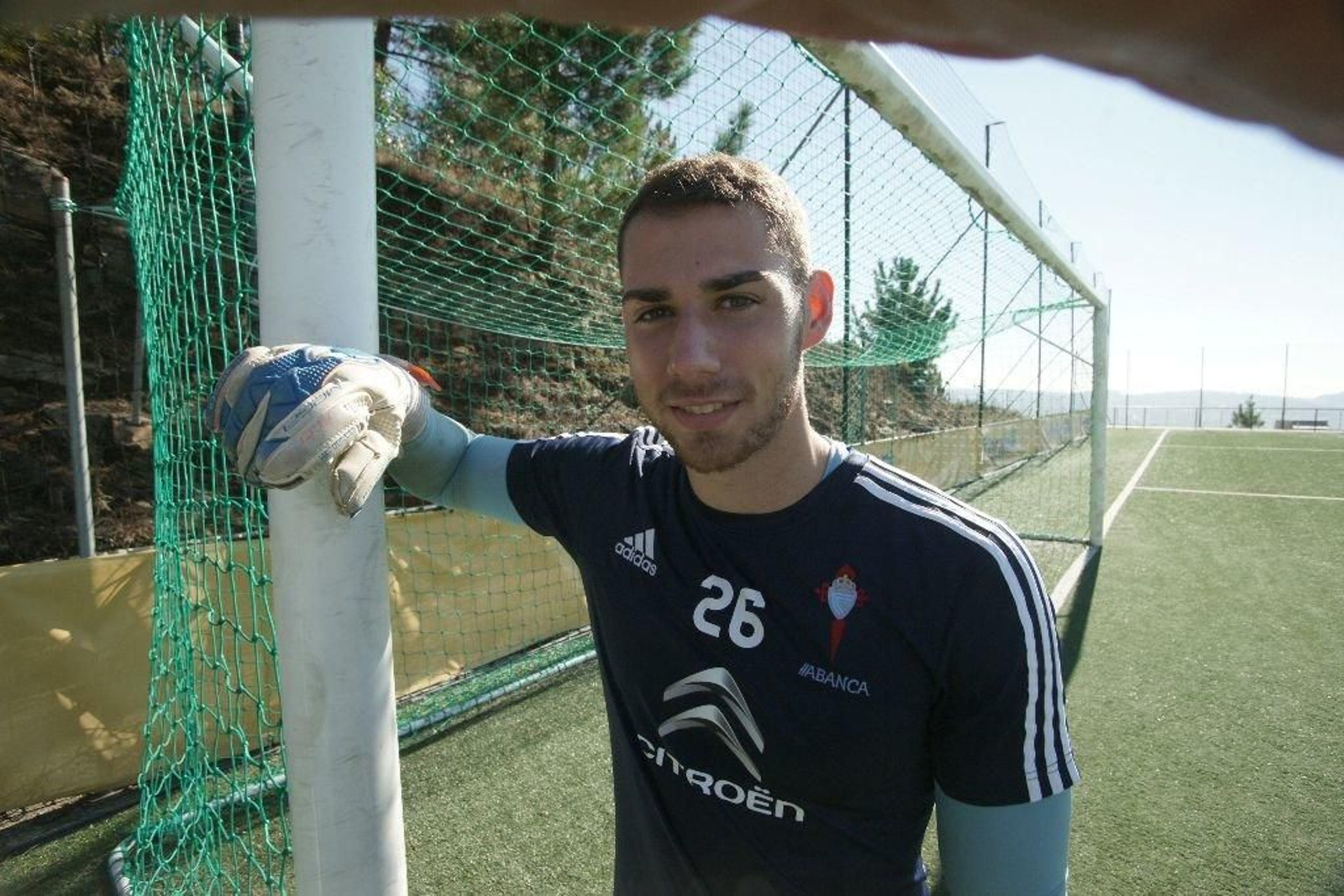 El portero del Celta Néstor Díaz, en las instalaciones deportivas de A Madroa al término del entrenamiento de ayer.