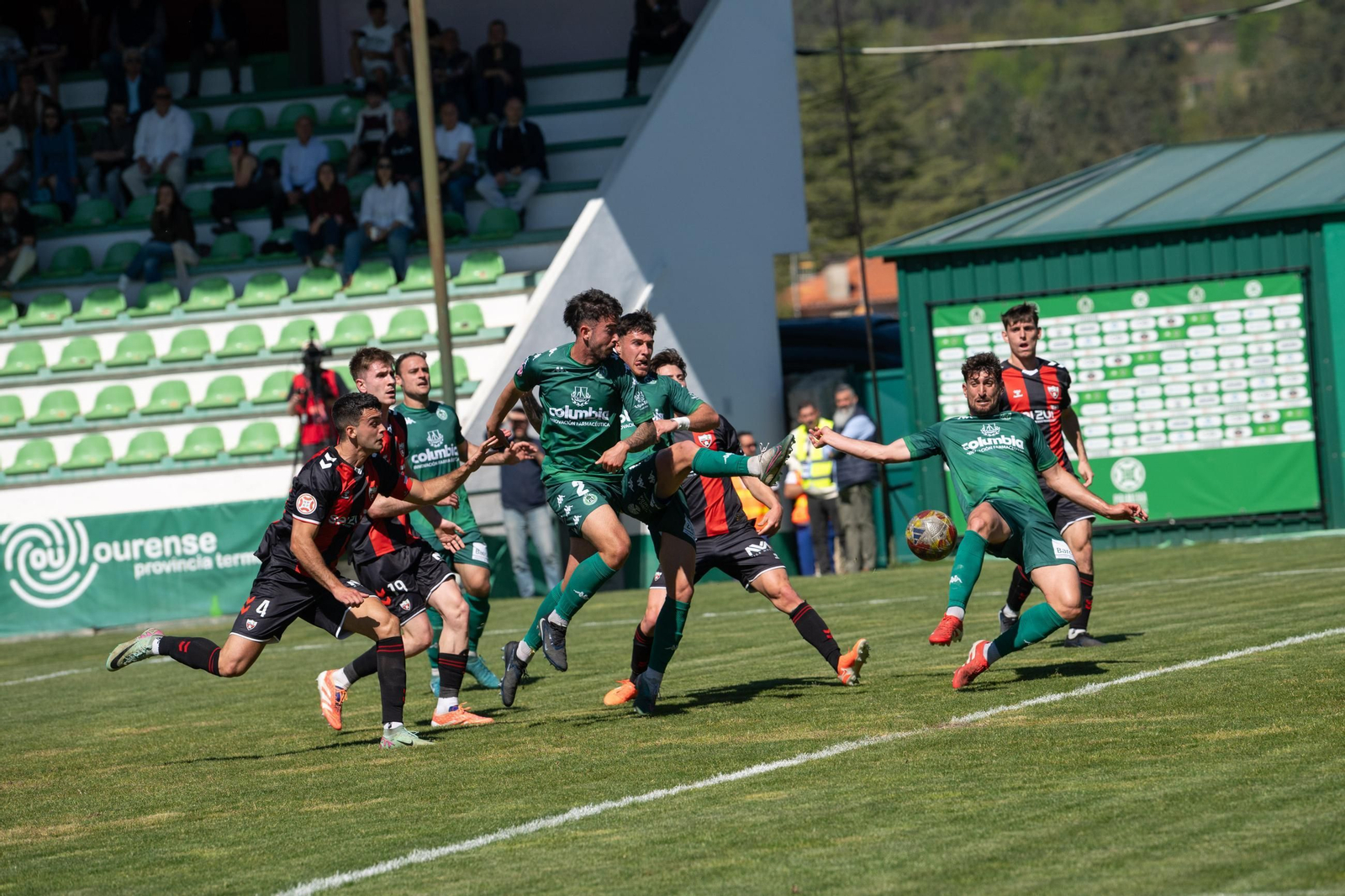 Galería | El Arenteiro cae en una tarde soleada de Domingo de Pascua en Espiñedo (1-2)