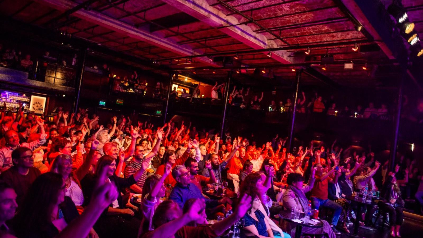 La sala se abarrotó para recibir a la banda gallega