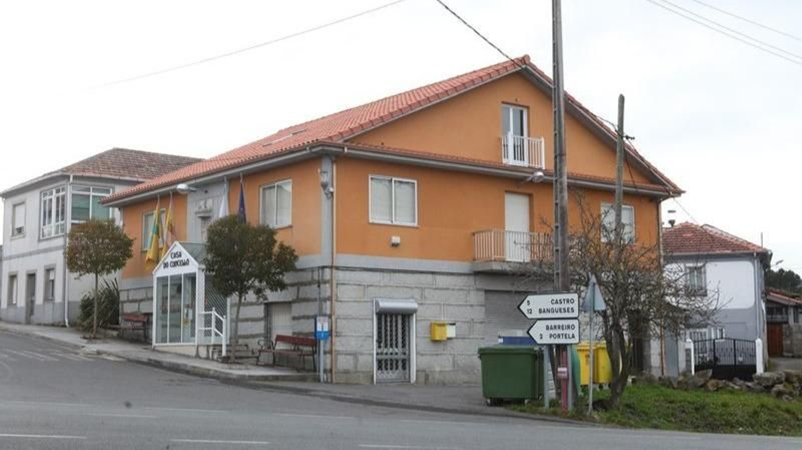 La casa consistorial ubicada en Carballo, en cuyo bajo se ubica la biblioteca municipal.