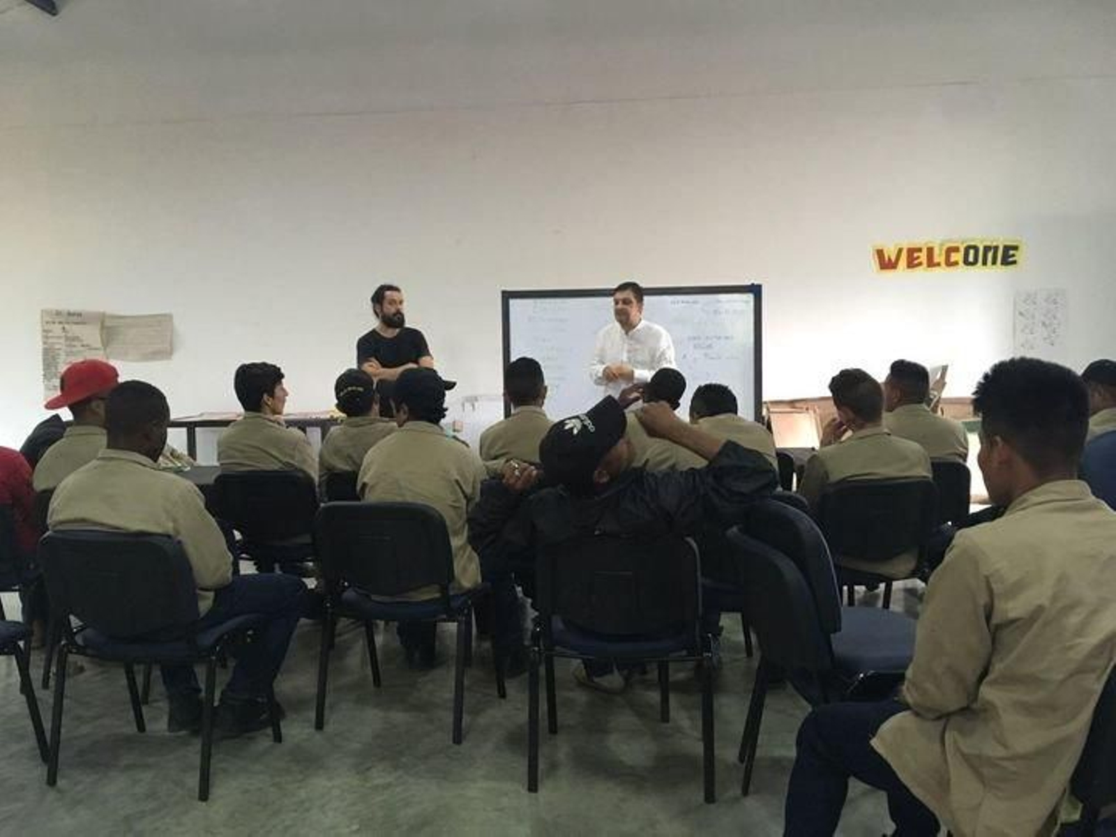 Carlos Ferreiro y Ovidio Villar con un grupo de formación de exguerrilleros Popayán.