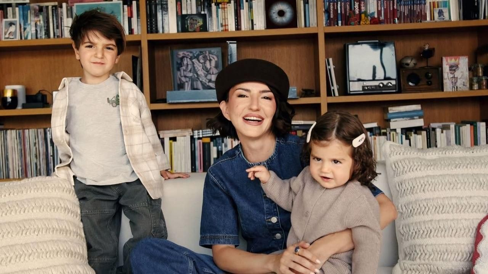 La influencer viguesa Alexandra Pereira con sus hijos.