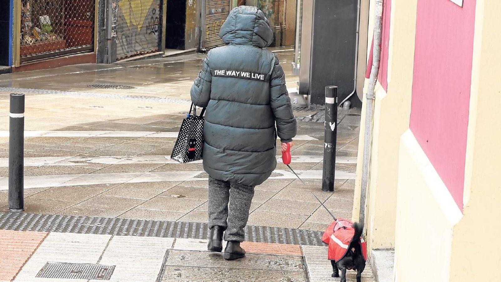 Una mujer con el lema "The way we live" en la espalda del plumífero. (Foto: Suso Arjomil)