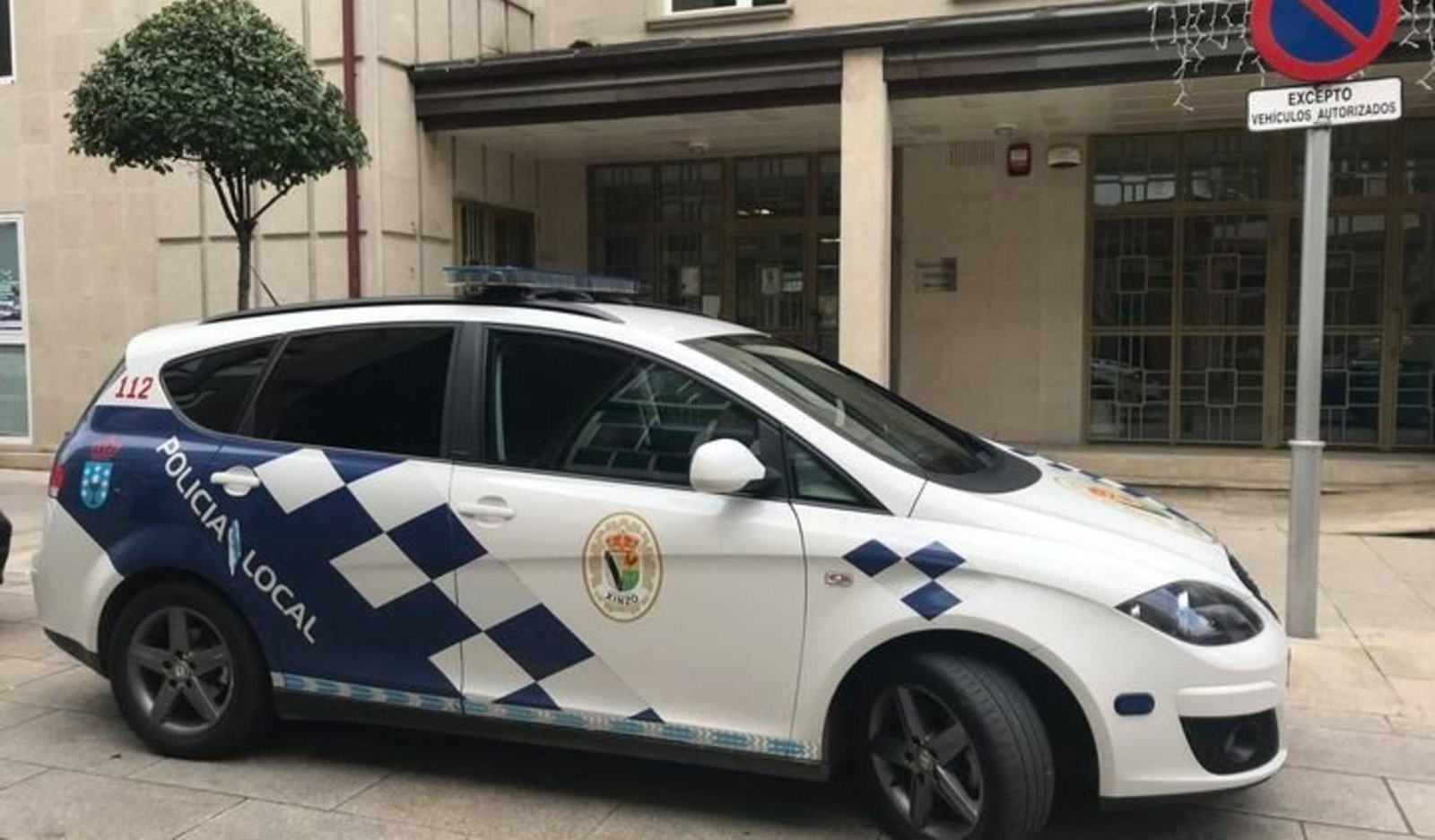 Uno de los vehículos de la Policía Local frente a las dependencias municipales.