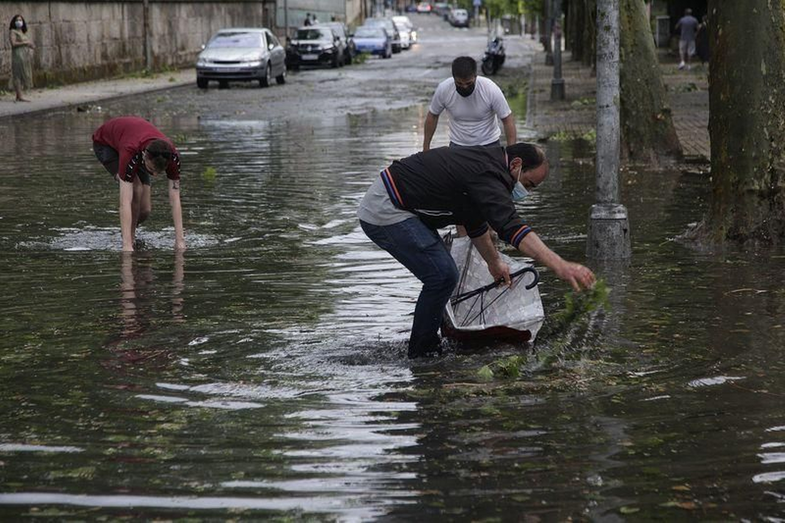 Vecinos ayudando en As Lagoas (MIGUEL ÁNGEL).