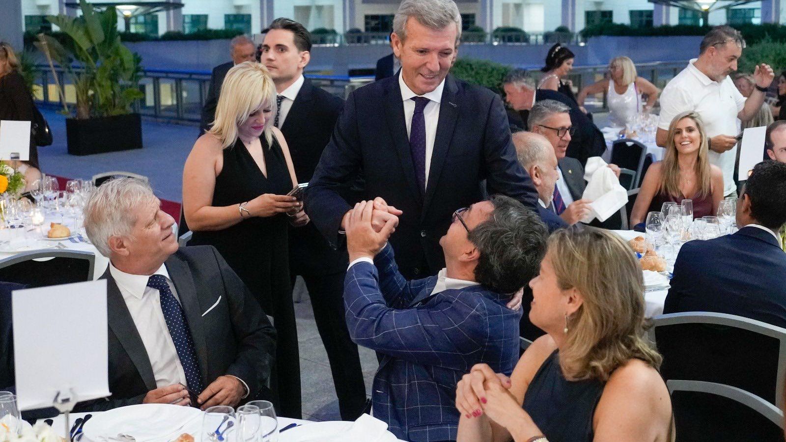 Rueda saludando a los empresarios que participaron en el encuentro