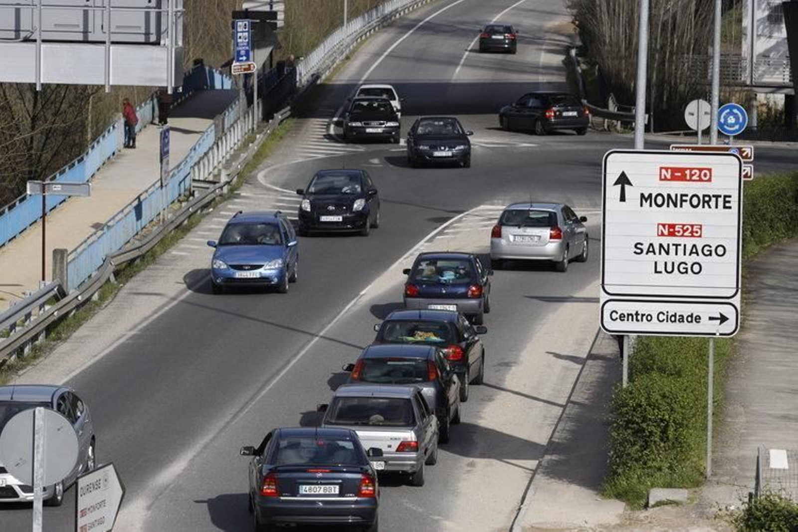 Una cola de coches en la N-120 a su paso por el casco urbano de la ciudad.