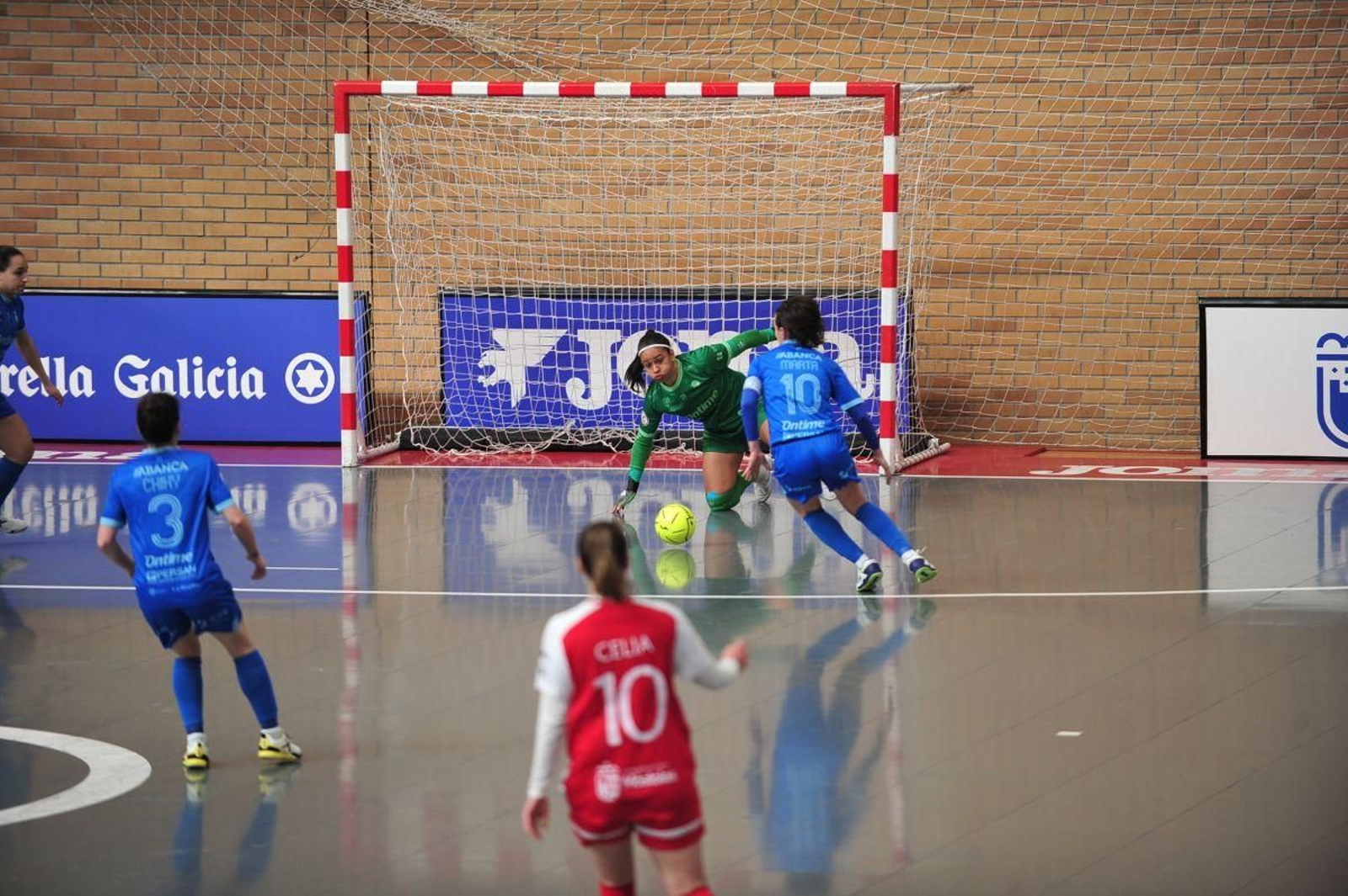 Sara Soares y Marta Figueiredo, del Ourense Ontime, durante el duelo ante el Mostoles.