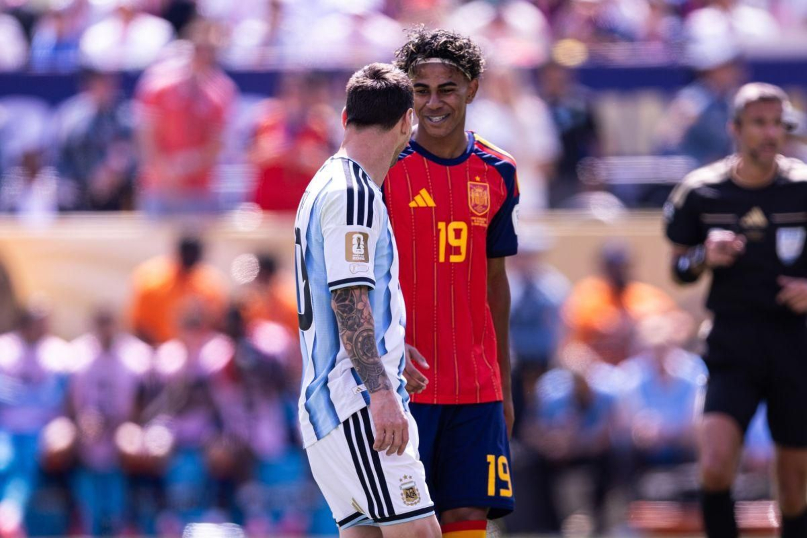 Lamine Yamal habla con Leo Messi y le sonríe durante la final disputada en Nueva York.