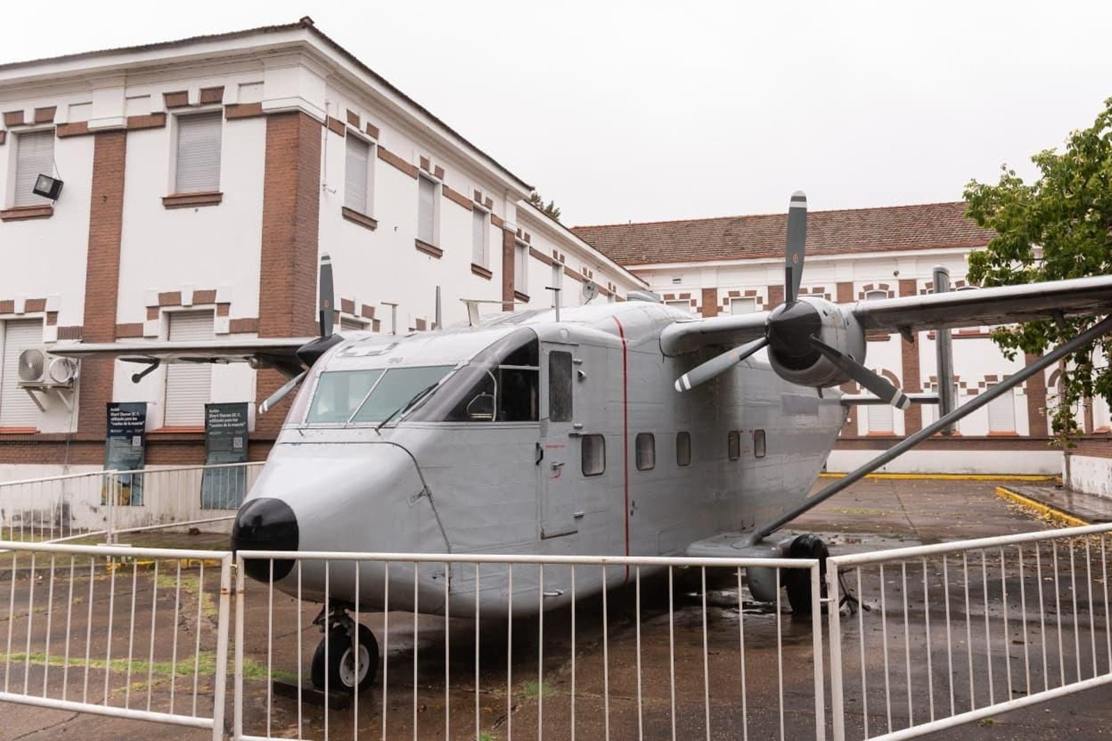Uno de los aviones Skyvan PA-51 que se usaron para los vuelos de la muerte, durante la celebración del festival ‘Feria y Memoria’ con motivo del 50 aniversario del golpe de Estado en Argentina, en el Espacio para la Memoria y para la Promoción y Defensa de los Derechos Humanos ex ESMA, a 21 de marzo de 2026, en Buenos Aires (Argentina). El Espacio para la Memoria y para la Promoción y Defensa de los Derechos Humanos es el nombre con el que se conoce desde 2004 al predio de la Ciudad de Buenos Aires donde funcionó hasta 1998 la Escuela de Mecánica de la Armada, utilizado como uno de los principales centros clandestinos de detención por la dictadura cívico-militar que gobernó la Argentina entre 1976 y 1983. En el Espacio se realizan actividades con el objetivo de homenajear? a la víctimas del terrorismo de Estado, preservar la memoria, promover y defender los derechos humanos.