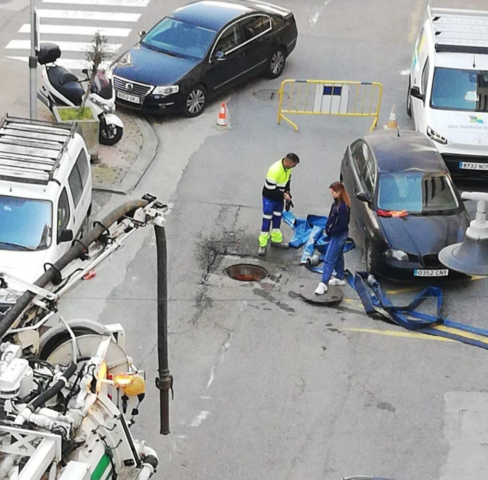 Operarios, ayer, en la calle Noria trabajado con las cámaras.