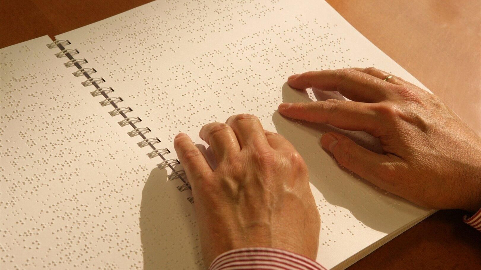 Una persona leyendo braille. (Foto: Europa Press)