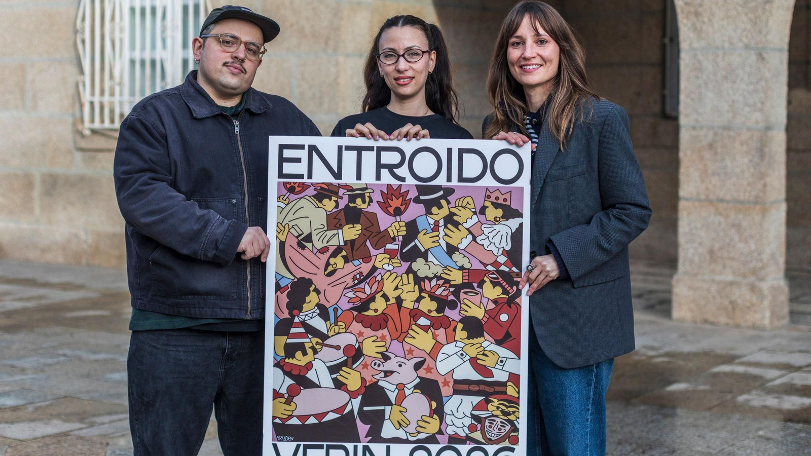 Los artistas Anxo Varela “Pruden” y Lúa Lomo, conocidos como Pruden Tattoo, y la concelleira de Cultura, Samanta Barreira.