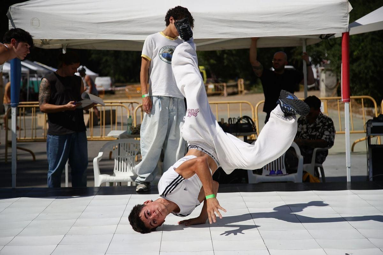 Un participante en la especialidad de “break dance” en el Extruga.