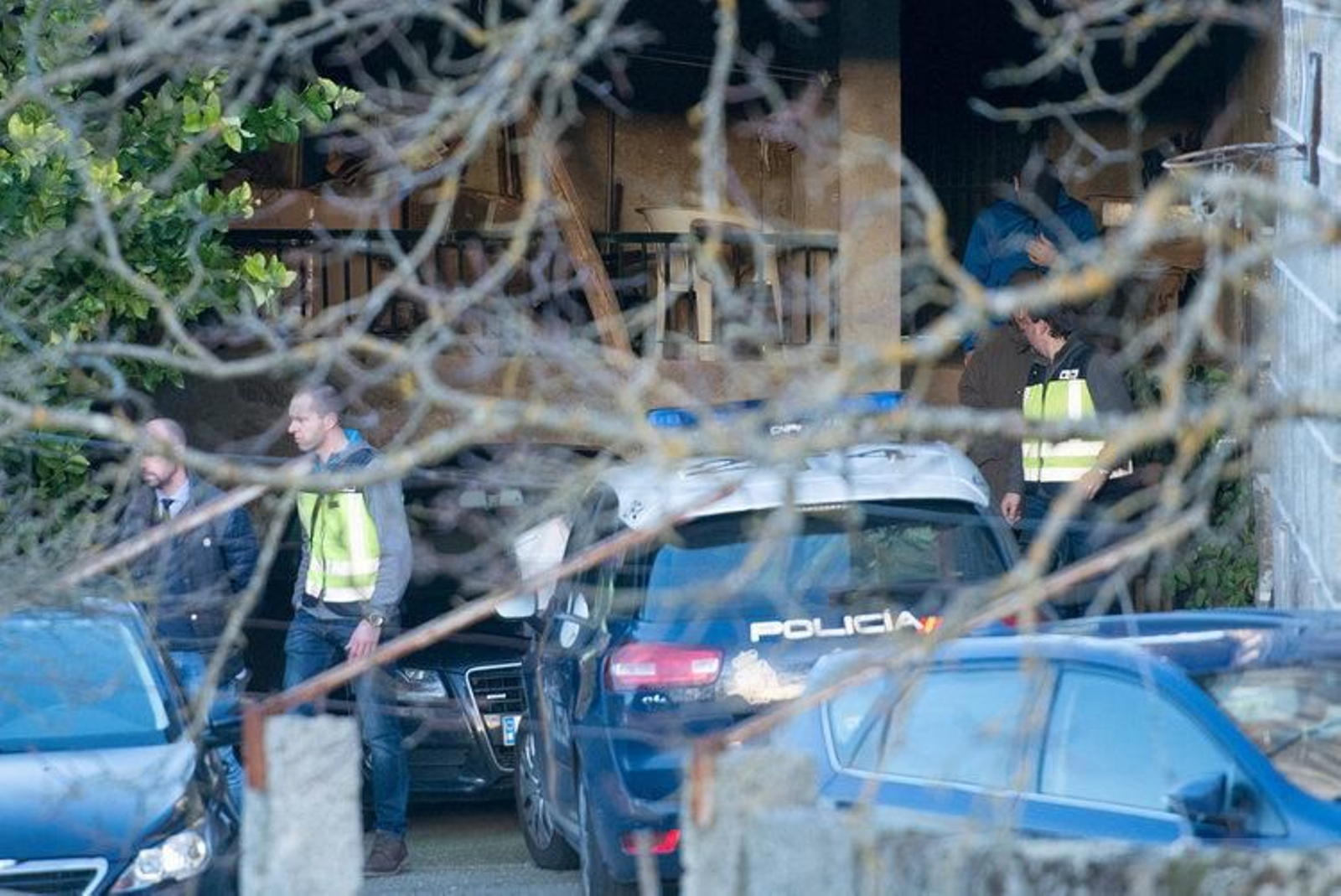 Los policías imputados, a la derecha, ocultos con capucha.