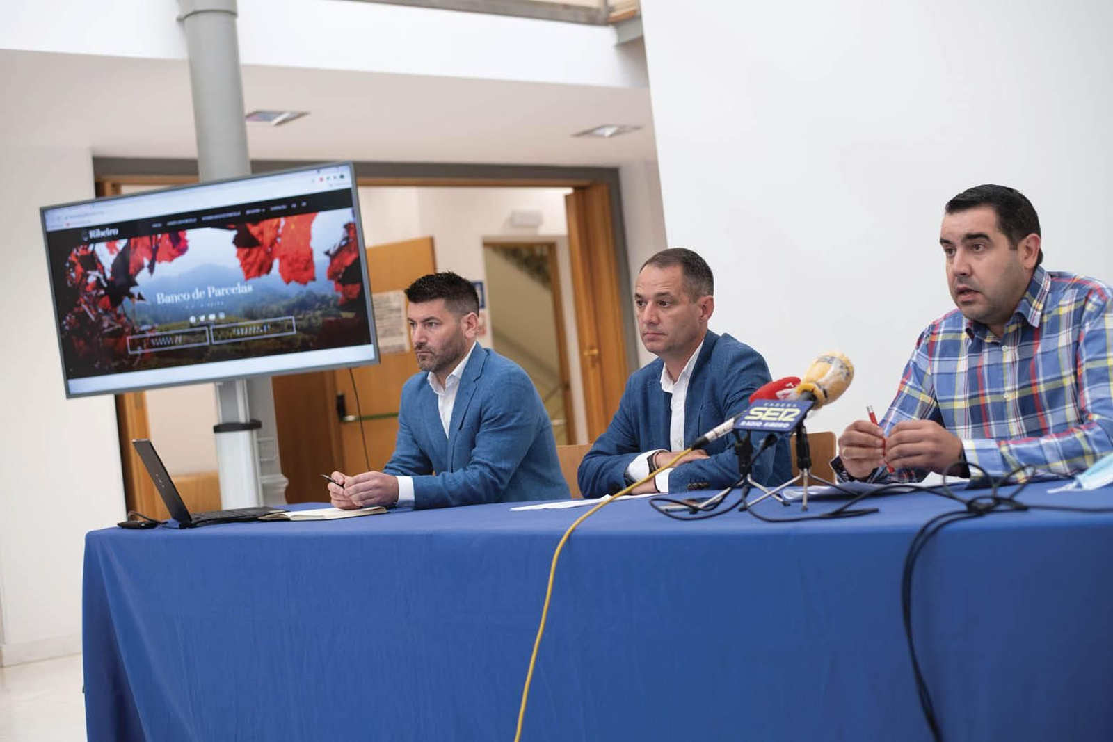 Emilio Cuiñas, Juan Casares y Carlos Basalo, durante la presentación del portal de parcelas. (Óscar Pinal)