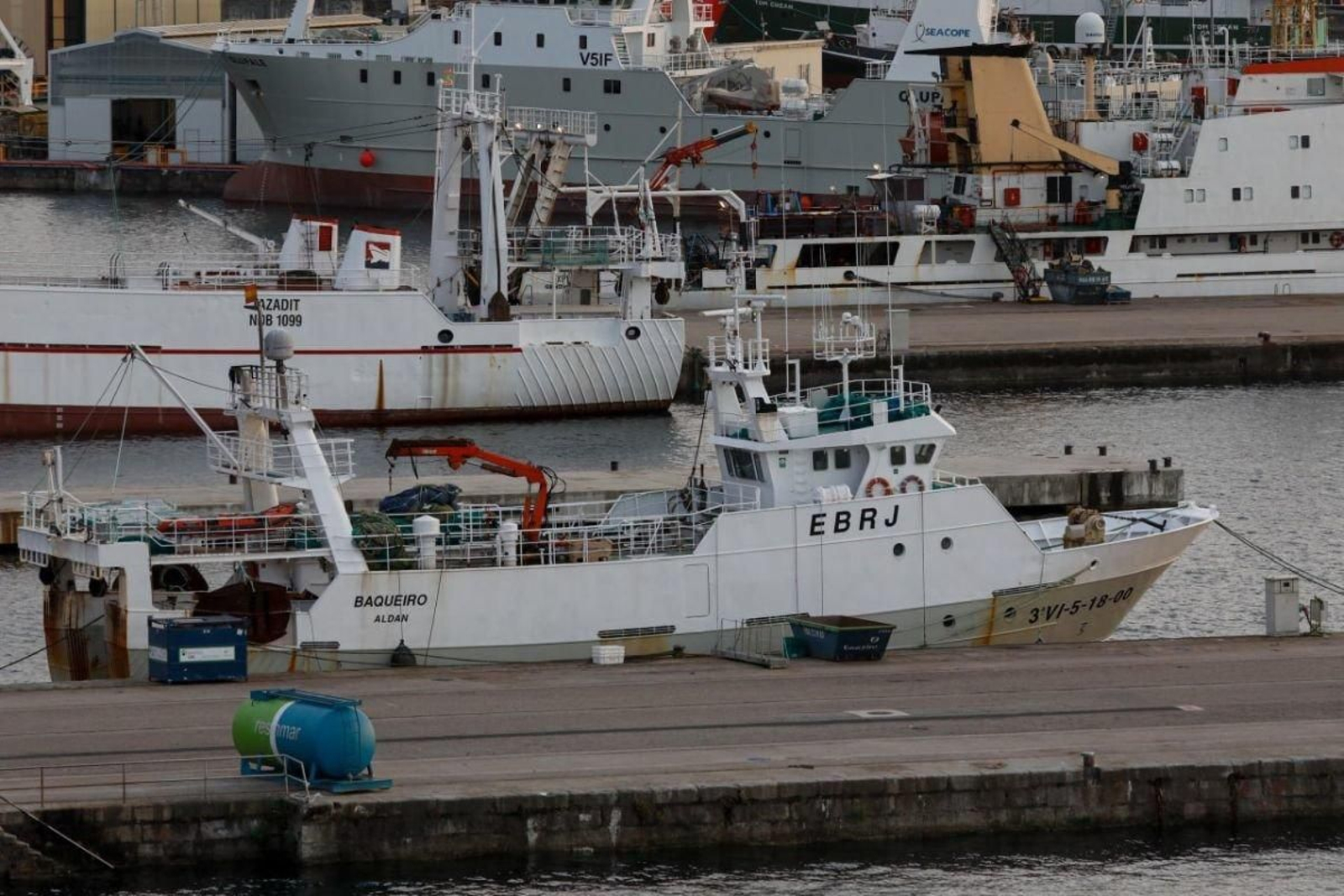 Un barco arrastrero amarrado en el muelle de Beiramar.