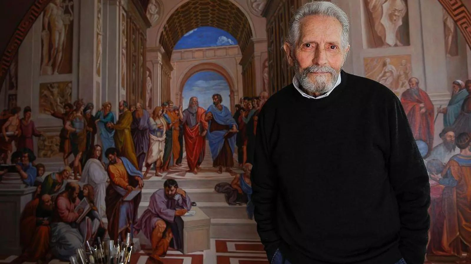 En la imagen, Ángel Barros con una de sus obras, una copia de “La escuela de Atenas”.