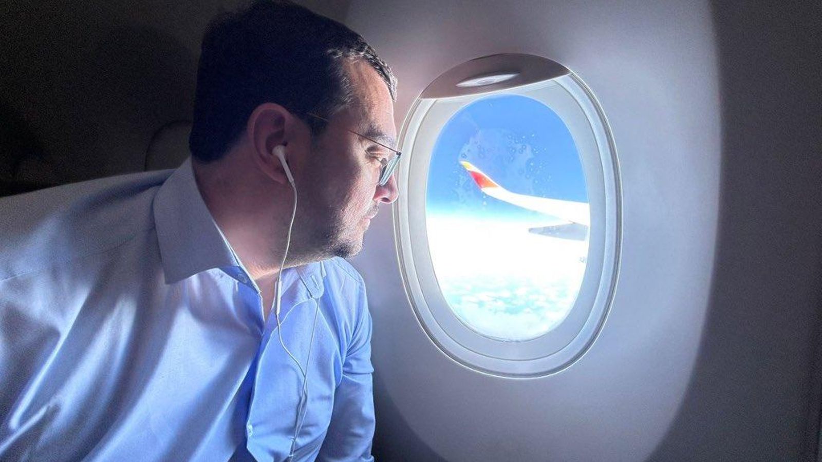 Adrián Barbón en pleno vuelo a México