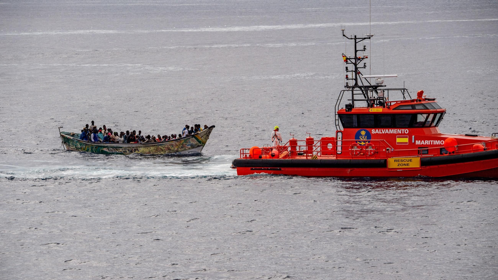 Salvamento marítimo encuentra un cayuco con 73 personas, antes de llegar al muelle de La Restinga.