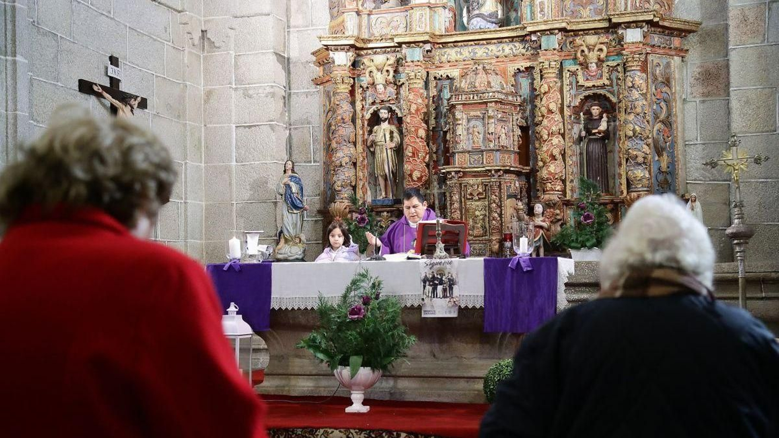 Don Ramiro López oficia su primera misa del domingo en Santa María de Riocaldo.