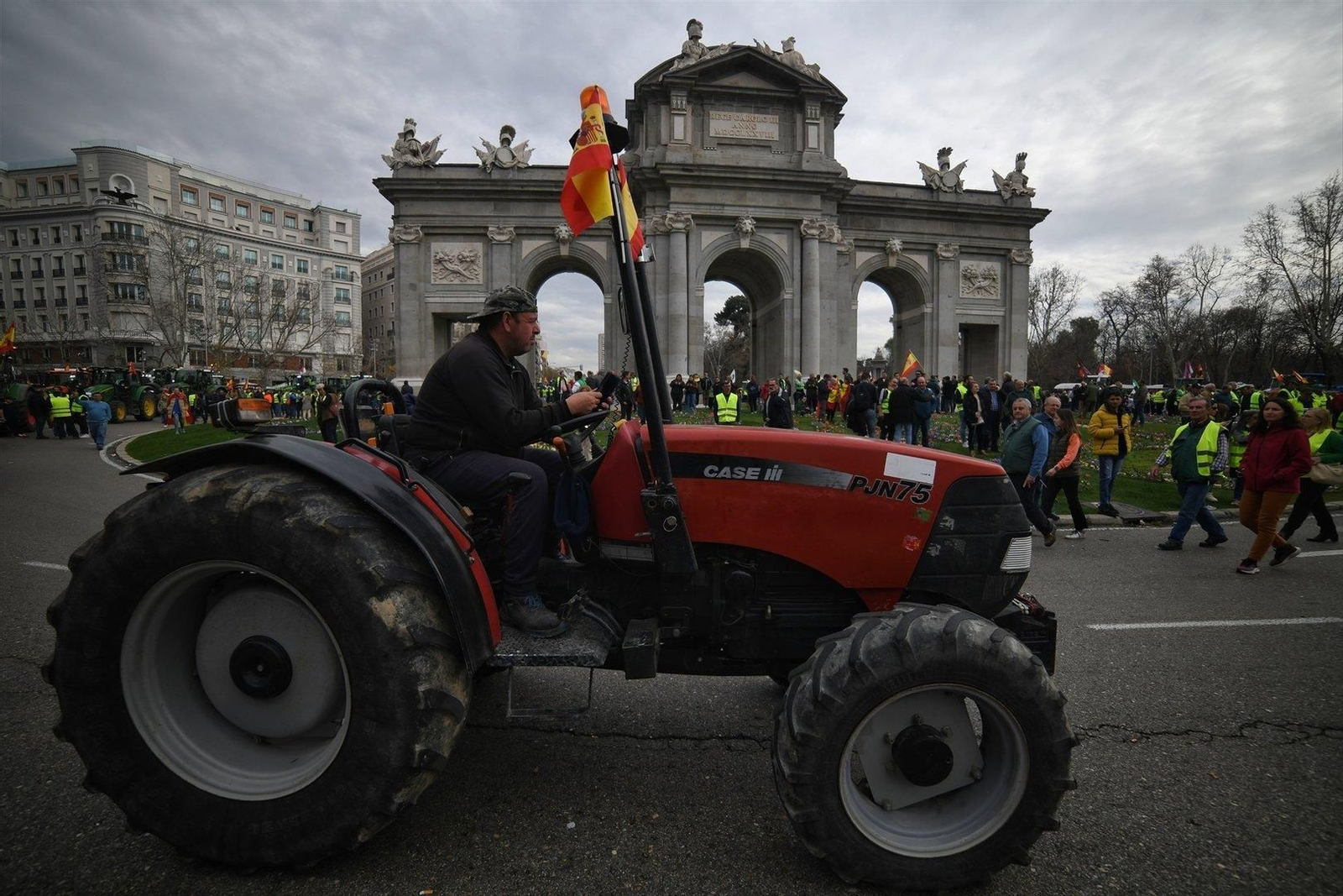 Un tractor pasa por la Puerta de Alcalá.