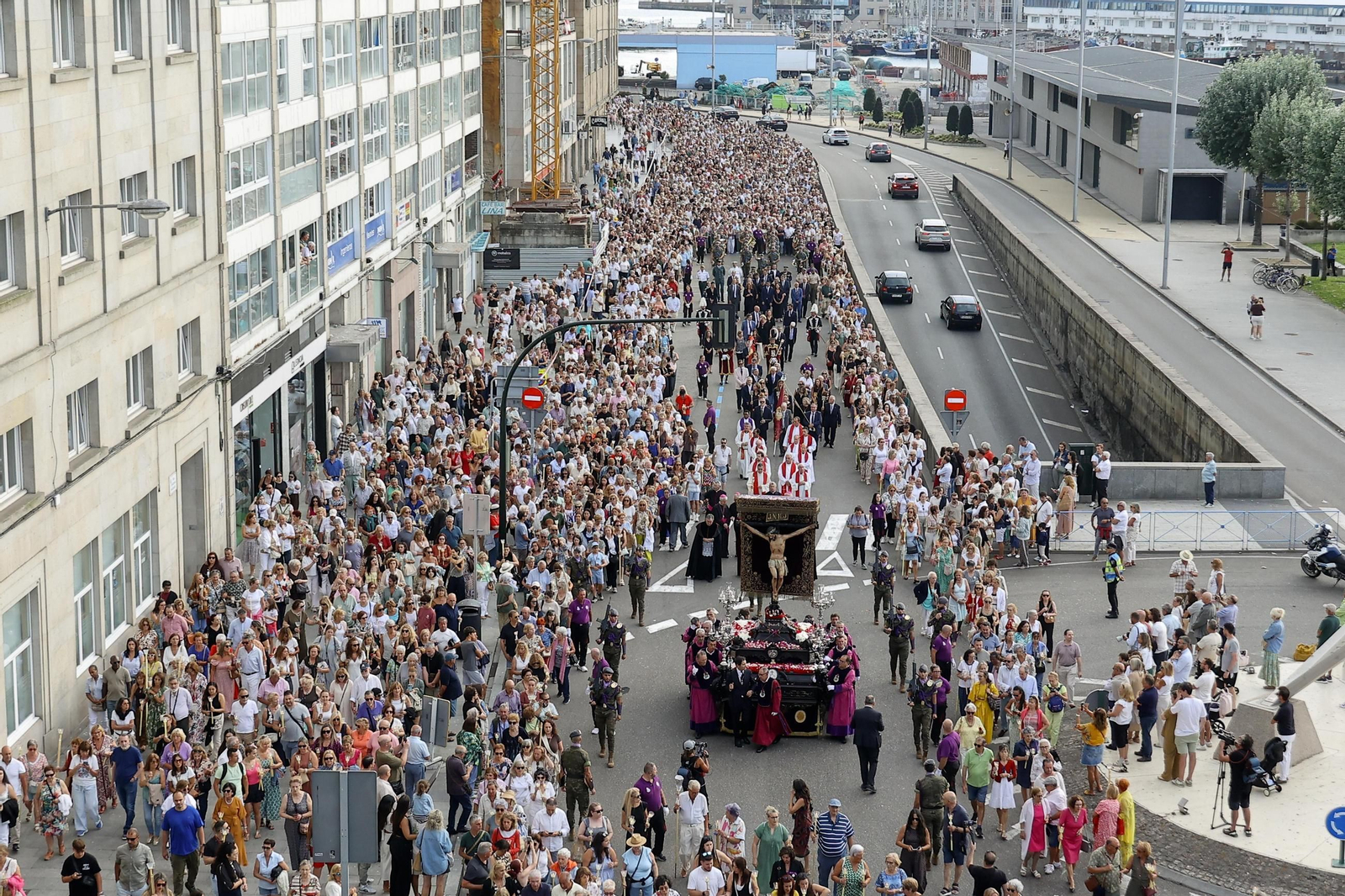 Galería | Misa por el Cristo da Victoria en Vigo y la concurrida procesión